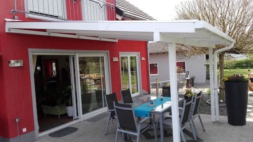 Terrassenüberdachung aus Aluminium Weiß mit Regenrinne