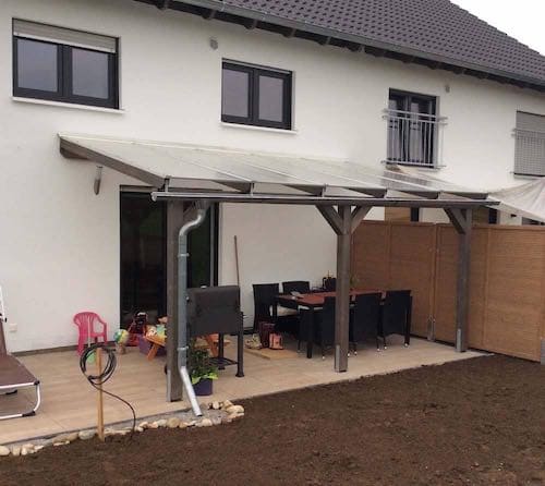 Carport aus Holz braun lasiert